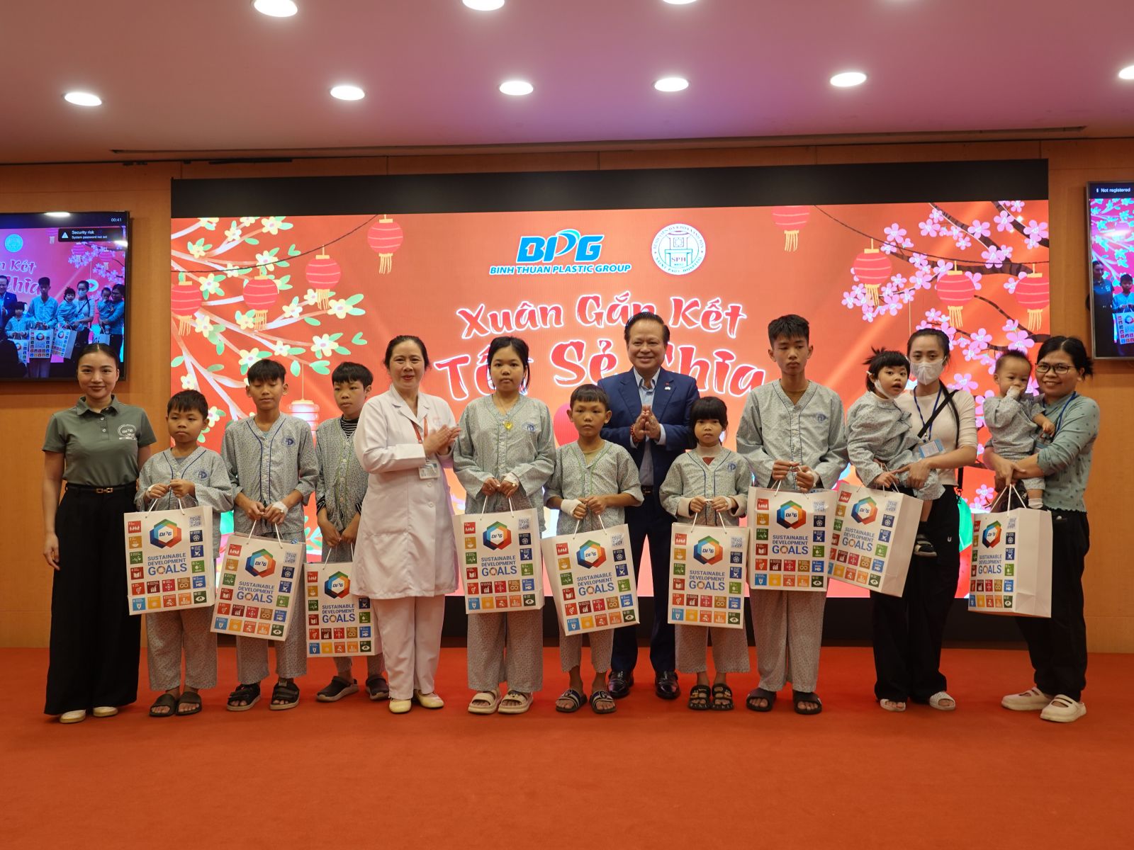 BVĐK Xanh Pôn phối hợp với Tập đoàn Nhựa Bình Thuận và Quỹ Thiện nguyện Nụ cười trao quà Tết cho bệnh nhân có hoàn cảnh khó khăn